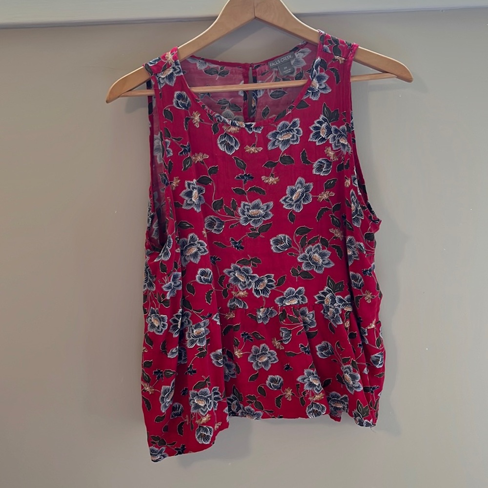 Pink floral tank. Plus size, flattering, flowy. Tapers at waist and hides belly.